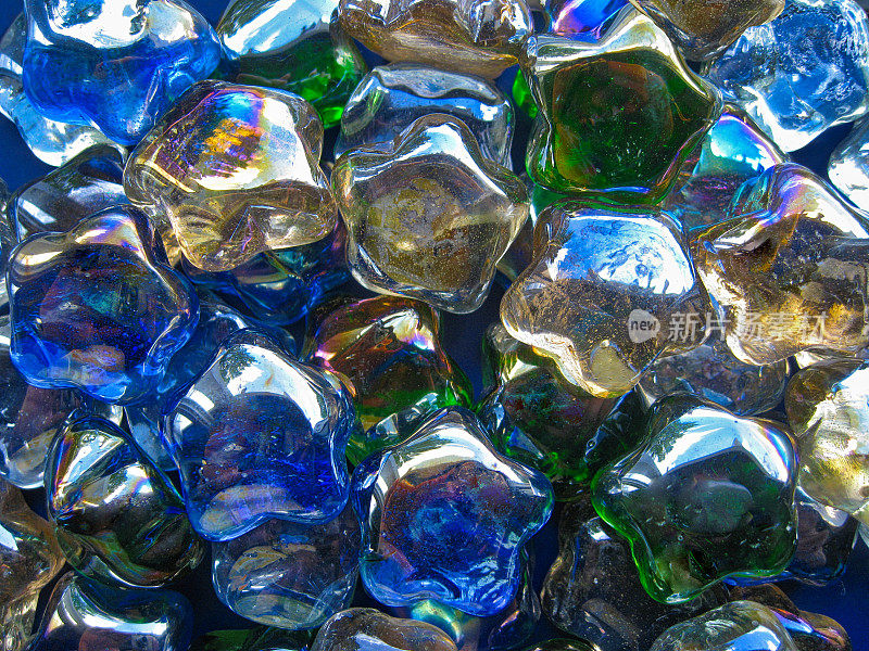 明亮透明的彩色玻璃石
