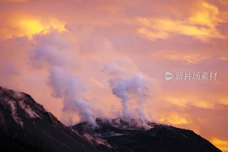 在帕克普马林Chaiten火山上粉红色的晚霞