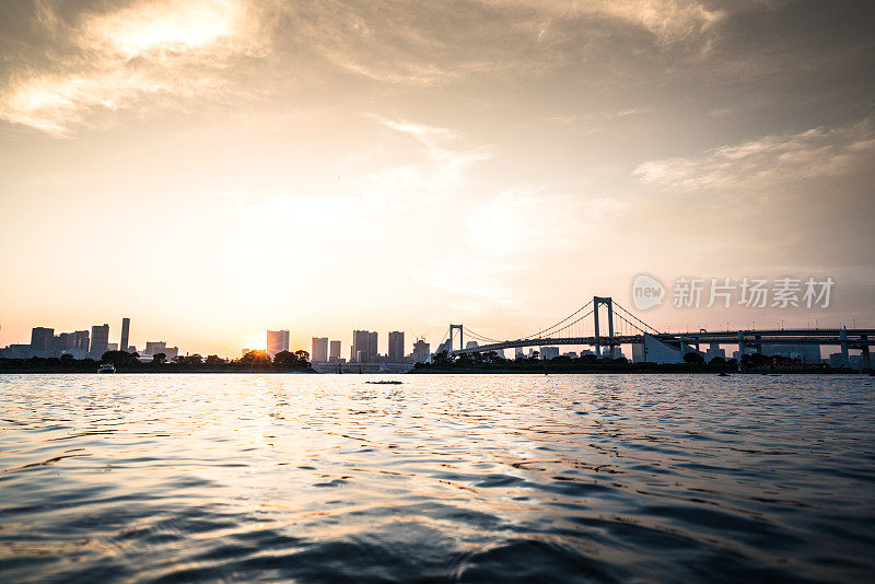 日本东京，虹桥横跨海湾