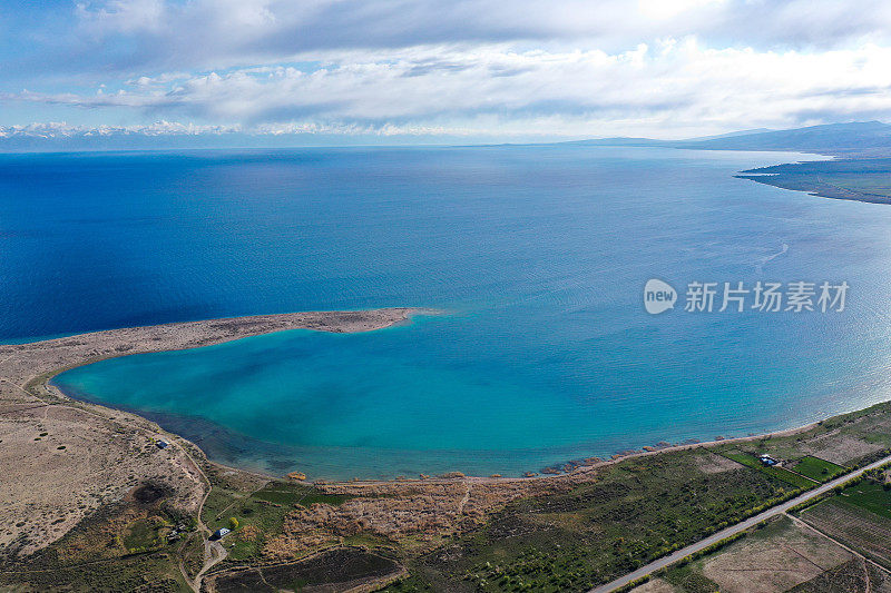 美丽的伊塞克湖鸟瞰图。吉尔吉斯斯坦著名的地方。旅游的概念