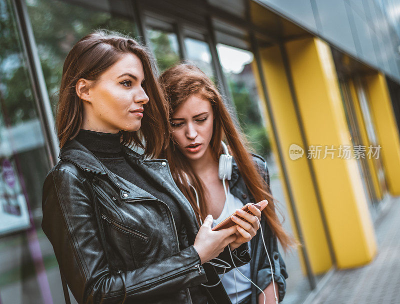 街上的女性手机朋友