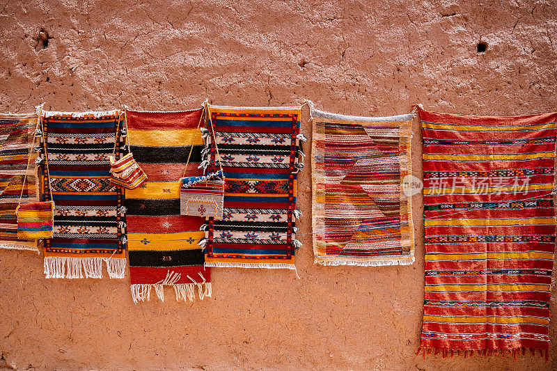 墙上挂着传统的摩洛哥地毯。马拉喀什旧城(麦地那)中央市场。