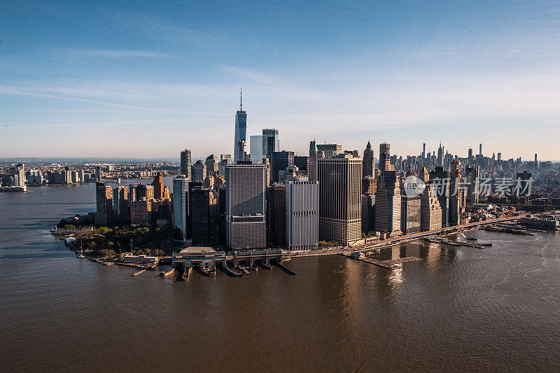 在黄金时间，从直升机上俯瞰曼哈顿半岛、世贸中心一号大楼和曼哈顿海滨的美景