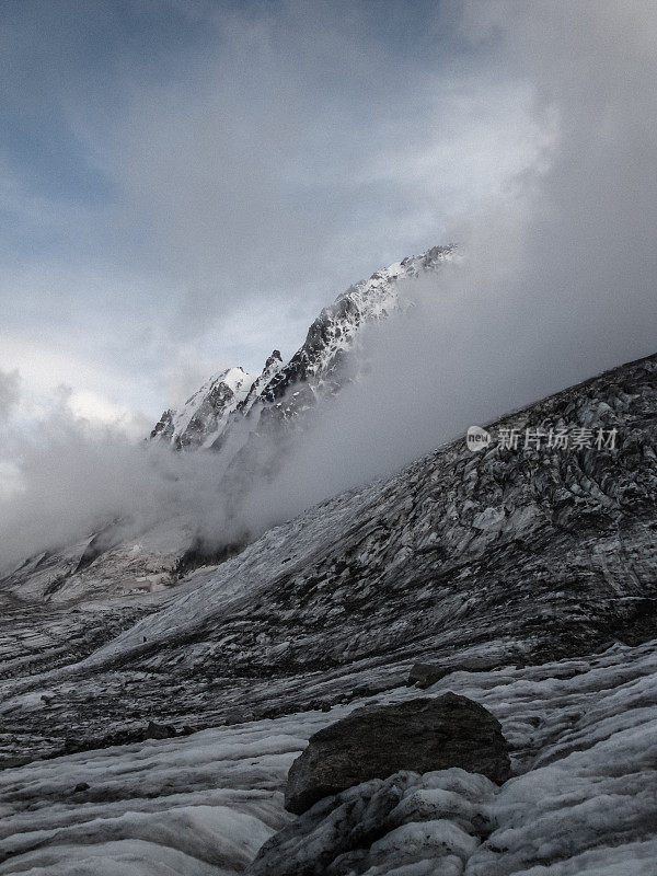 瑞士阿尔卑斯山。雄伟的雪山边