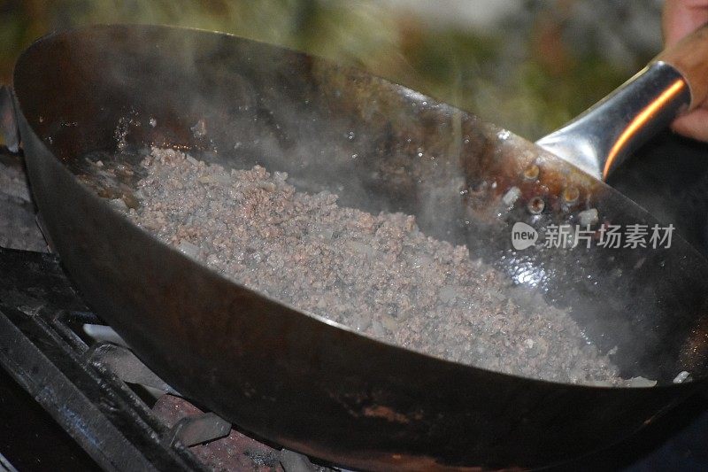 美味的碎肉在平底锅里煎