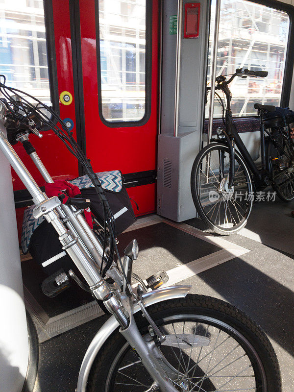 自行车旅行在荷兰火车车厢以外的高峰时间