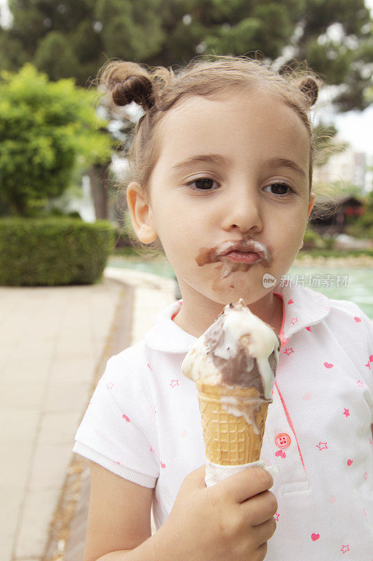 可爱的小女孩喜欢吃冰淇淋
