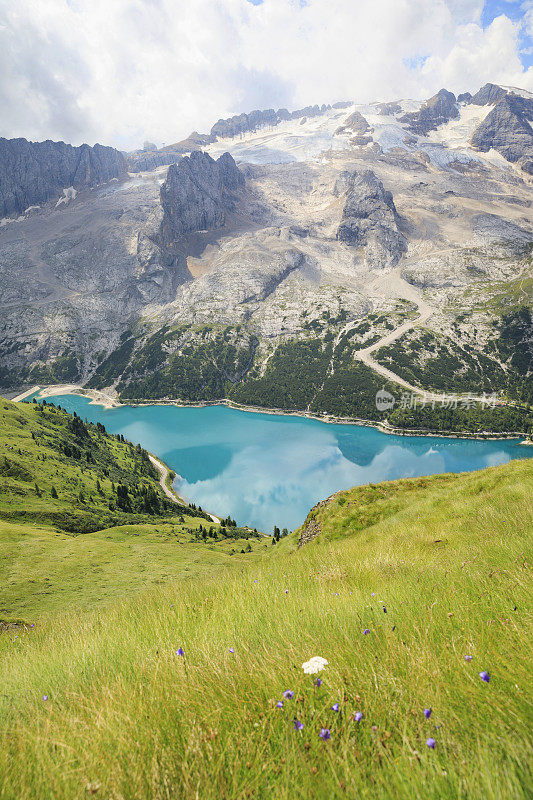 夏天的风景。从意大利北部Dolomites的Fedaia山口到Pordoi山口的休息点，可以看到美丽的Fedaia湖和马尔莫拉达山。