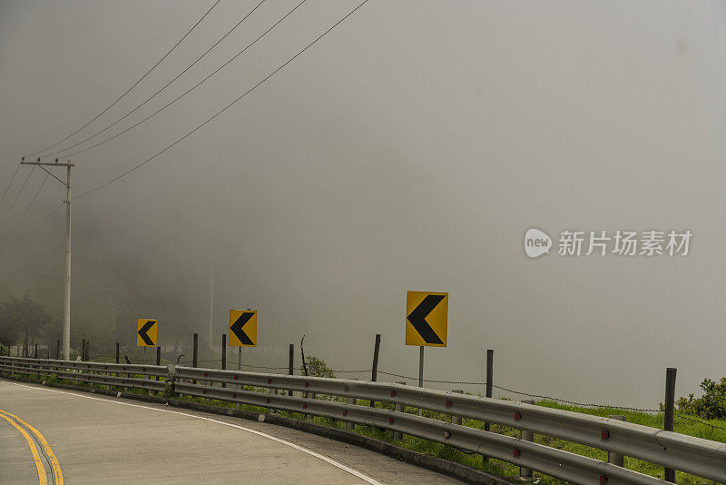 厄瓜多尔安第斯山脉的高速公路