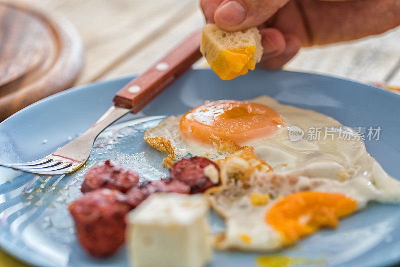 简单的早餐，煎蛋配香肠和软奶酪，特写