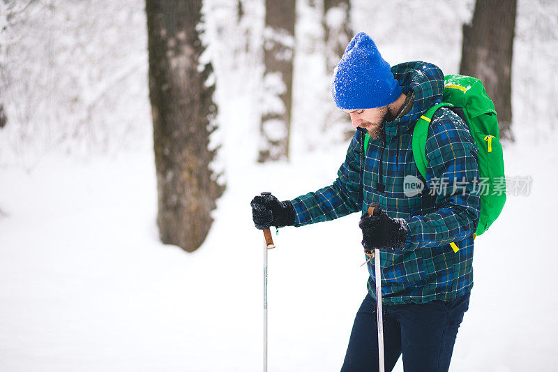 一个人独自行走在雪山上。