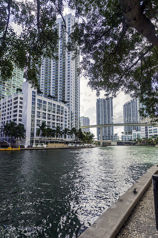 标志性建筑是佛罗里达州迈阿密市中心的标志，繁忙的迈阿密河也是