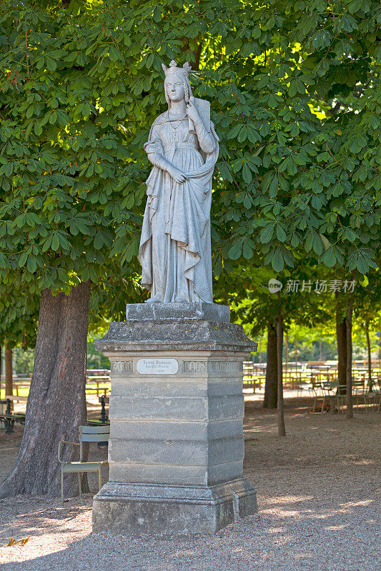 巴黎卢森堡公园的圣巴西尔德雕像