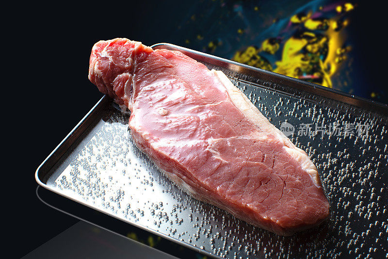将人造牛肉浸泡在盛有培养液的不锈钢托盘中。背景是一个单元格图像。