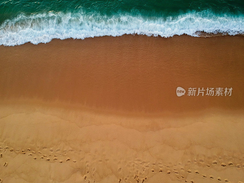 海滩上的波浪