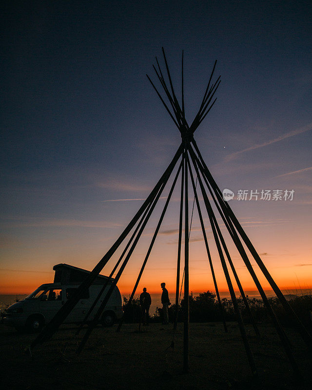 日落时分的帐篷营地