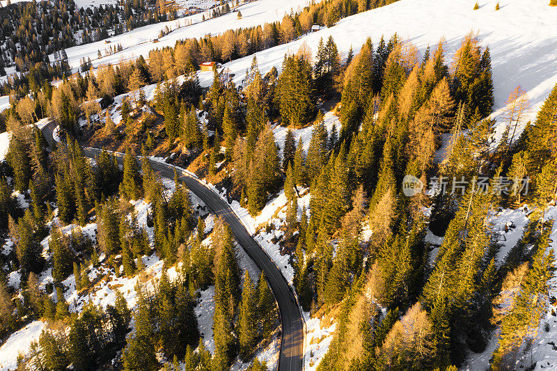 白云石阿尔卑斯山脉公路鸟瞰图