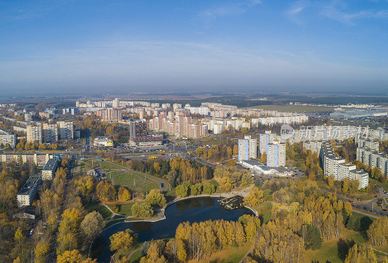 在阳光明媚的秋日里，东欧白俄罗斯首都明斯克鸟瞰城市公园，五彩缤纷的秋叶、水道和湖泊。高分辨率全景缝。