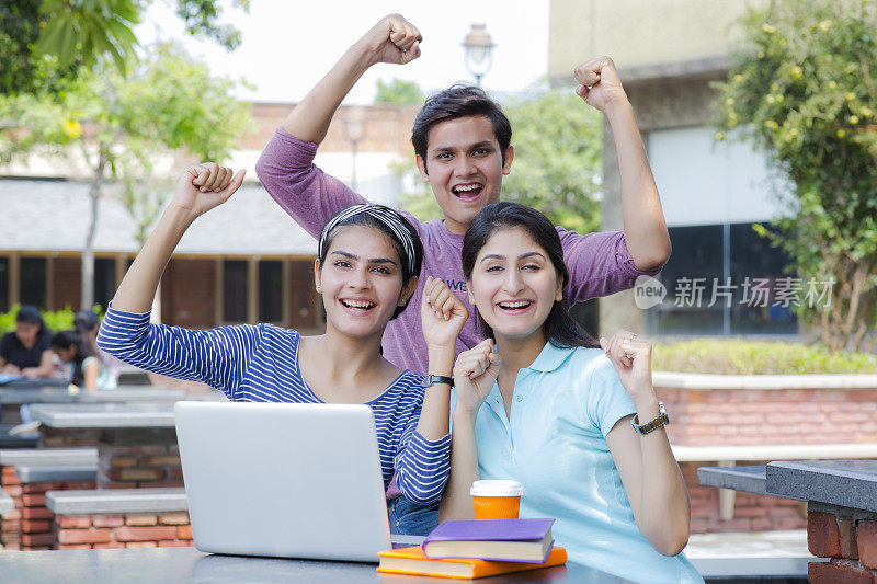 兴奋的学生在网上的大学库存照片