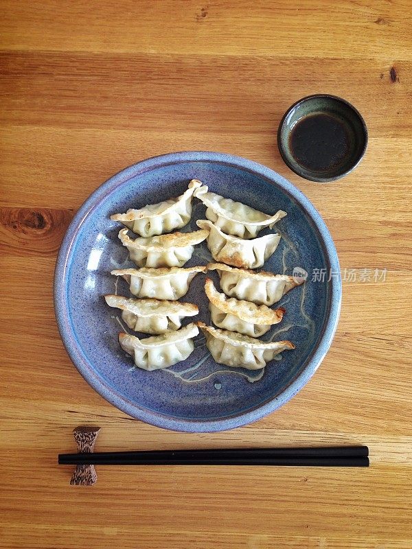 俯视亚洲饺子煎饺和煎饺酱