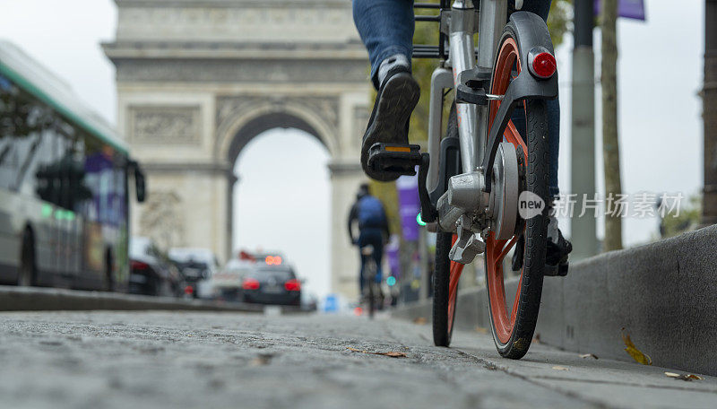 以凯旋门为背景，骑自行车游览巴黎