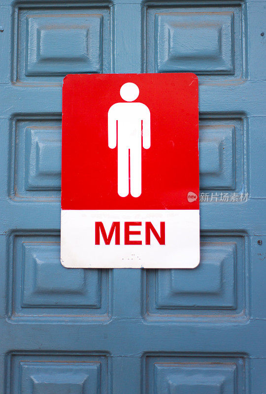 蓝色门上的男厕所标志(特写)
