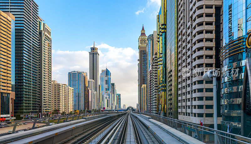 迪拜市中心的城市景观和地铁