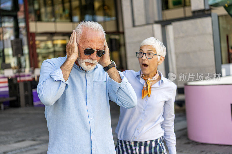 老男人在购物后和妻子争吵