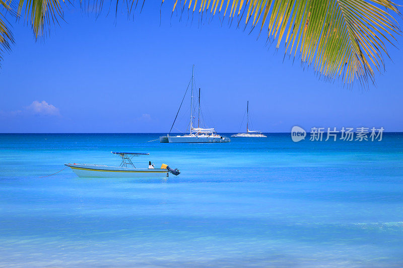 夏季天堂:热带海滩与游艇-蓬塔卡纳，加勒比海