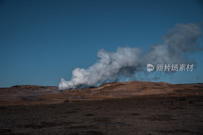 Hverarond地热区域。嘶嘶的蒸汽喷口