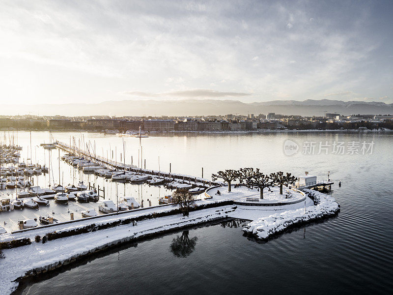 雪后的日内瓦湖畔美景