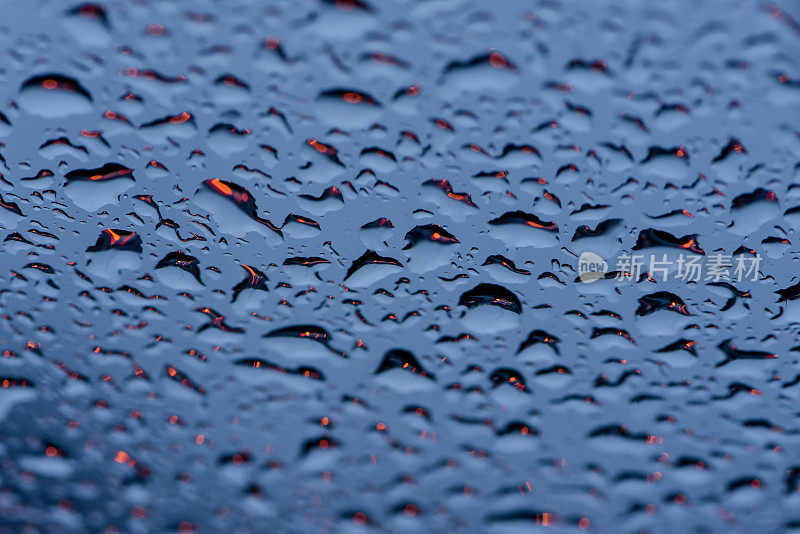 雨滴在各种颜色-抽象背景