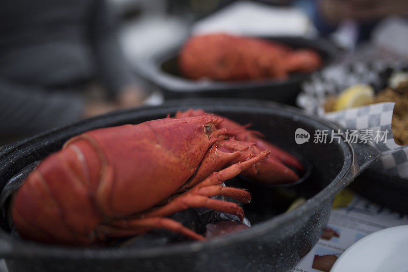 龙虾晚餐配土豆沙拉和黄油