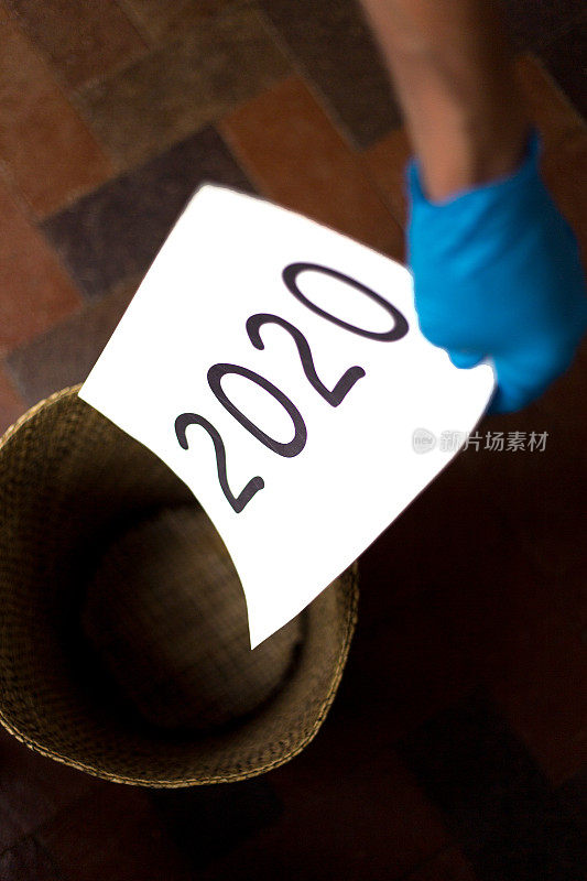 戴着手套往废纸篓里扔“2020”，拷贝空间