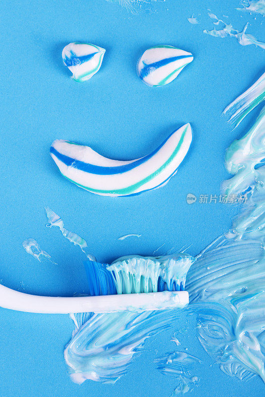 牙刷和微笑由牙膏制成