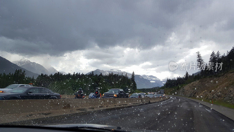 在暴雨和大雪中驾驶山区公路