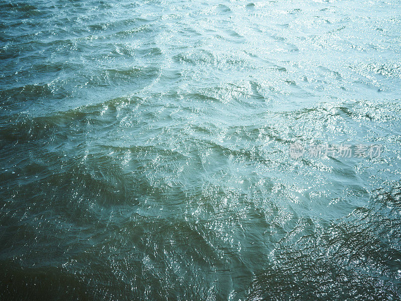 波光粼粼的蓝绿色水波纹表面背景