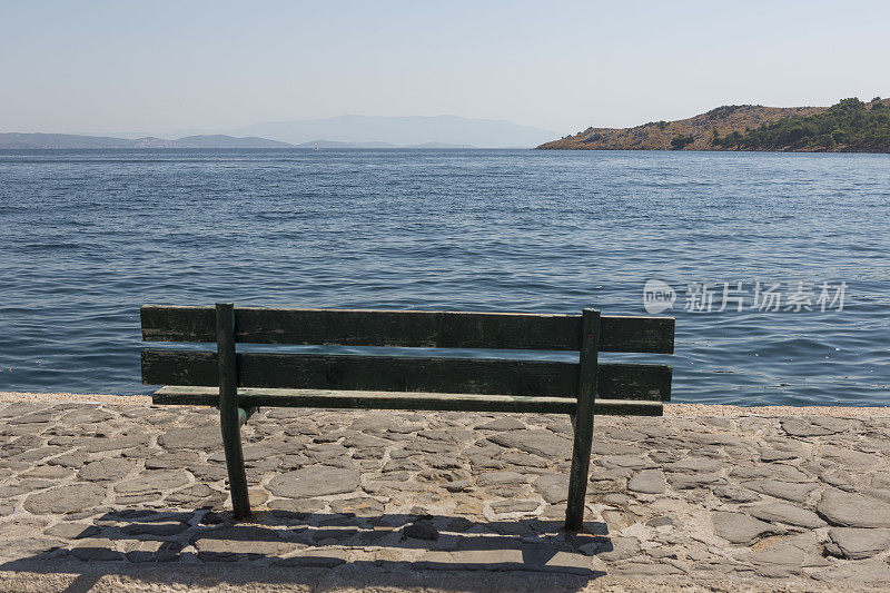 希腊爱琴海奇奥斯岛拉格卡达村的长椅