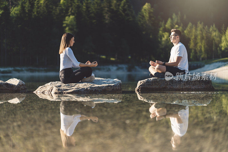 夫妻花时间一起做瑜伽