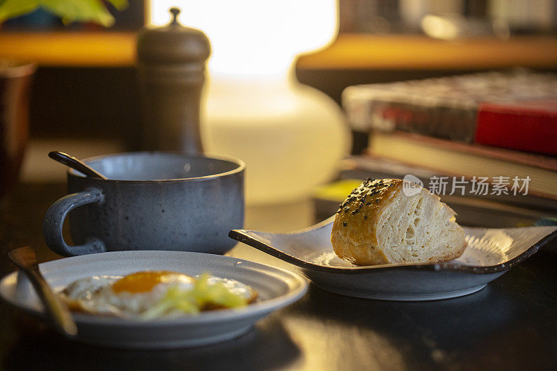 自制早餐:油酥包、煎蛋、洋葱奶油汤