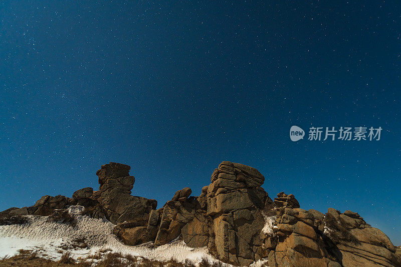 星空下的雪山