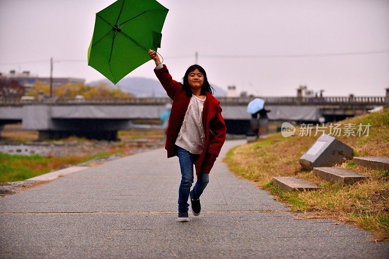 日本一名小学女生在京都加茂河畔放松