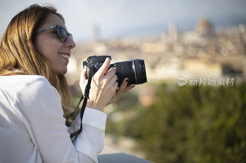 年轻的摄影师捕捉城市风景