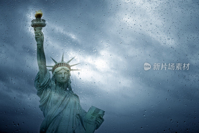 雨天里的自由女神像