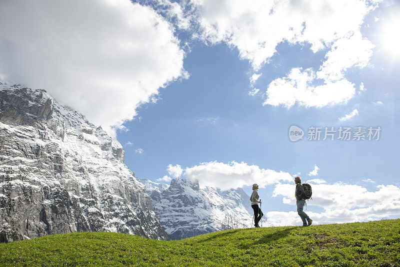 徒步旅行的情侣在高山环境中放松