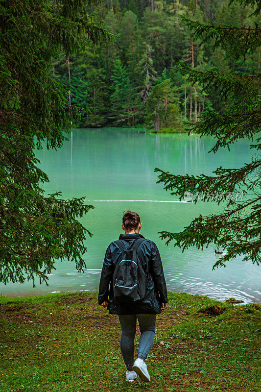 在高山乡村的女性徒步旅行者