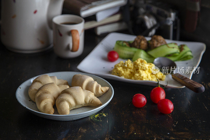 自制早餐:羊角面包、煎蛋、黄瓜和肉丸