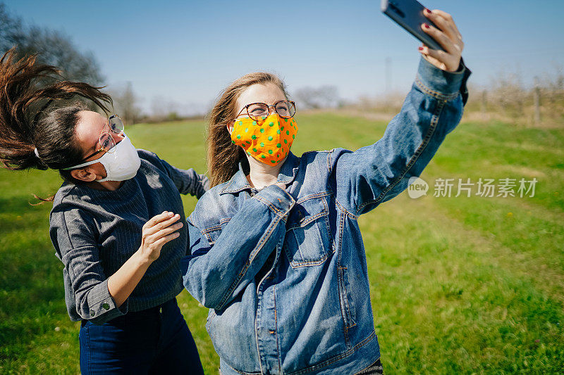 戴着防护口罩的女性在大自然中