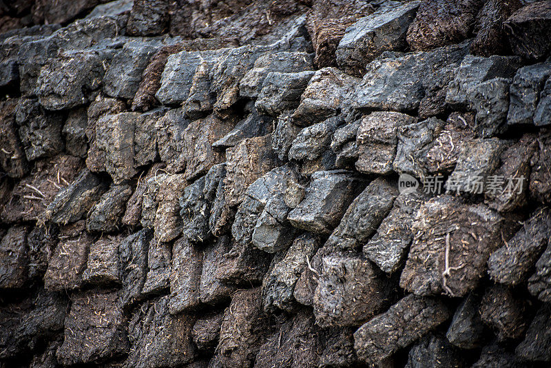 在设得兰群岛，为过冬而堆积起来的泥炭是取暖的主要来源。