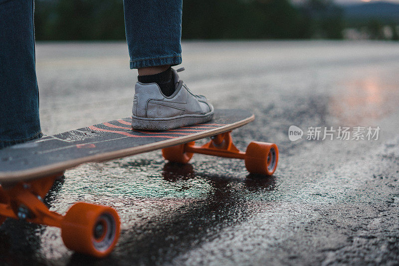 芬兰的一名女子在路上玩长滑板